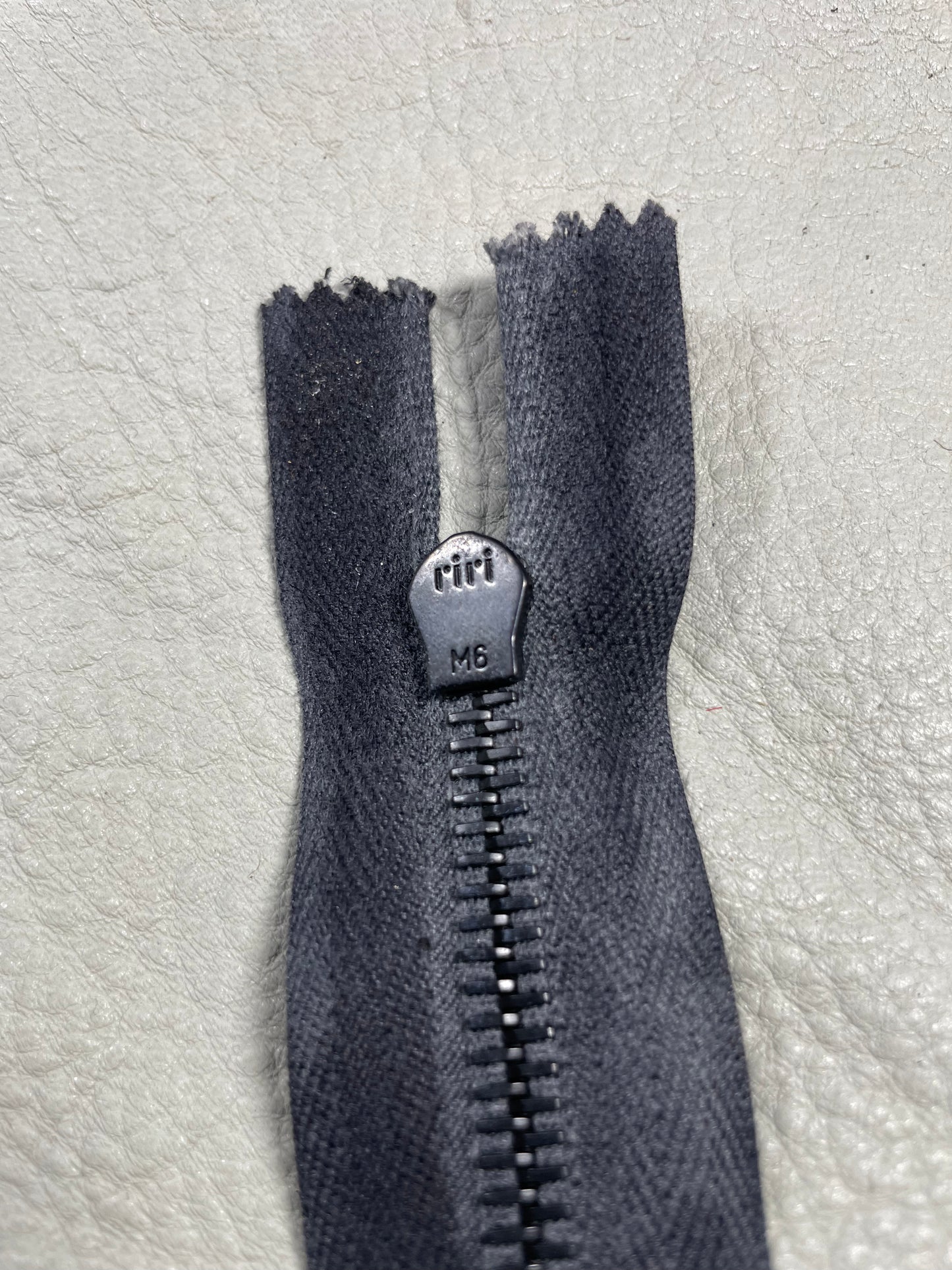 Riri M6 Black Zipper